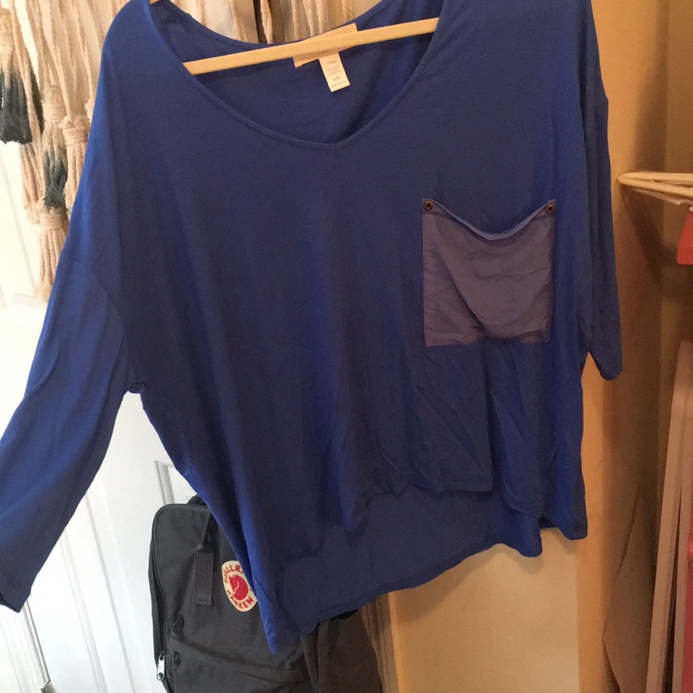 Blue pocket flowy vneck cotton shirt